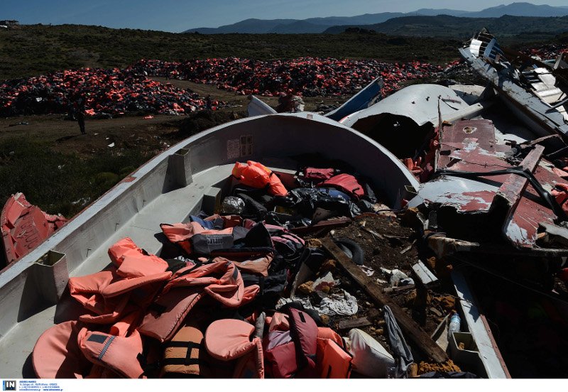 Ασύλληπτες εικόνες από τη Λέσβο: Χωματερή σκαφών, βουνά με πορτοκαλί σωσίβια [εικόνες] | iefimerida.gr 10