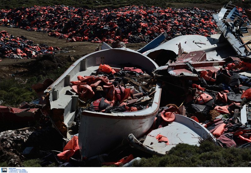 Ασύλληπτες εικόνες από τη Λέσβο: Χωματερή σκαφών, βουνά με πορτοκαλί σωσίβια [εικόνες] | iefimerida.gr 11