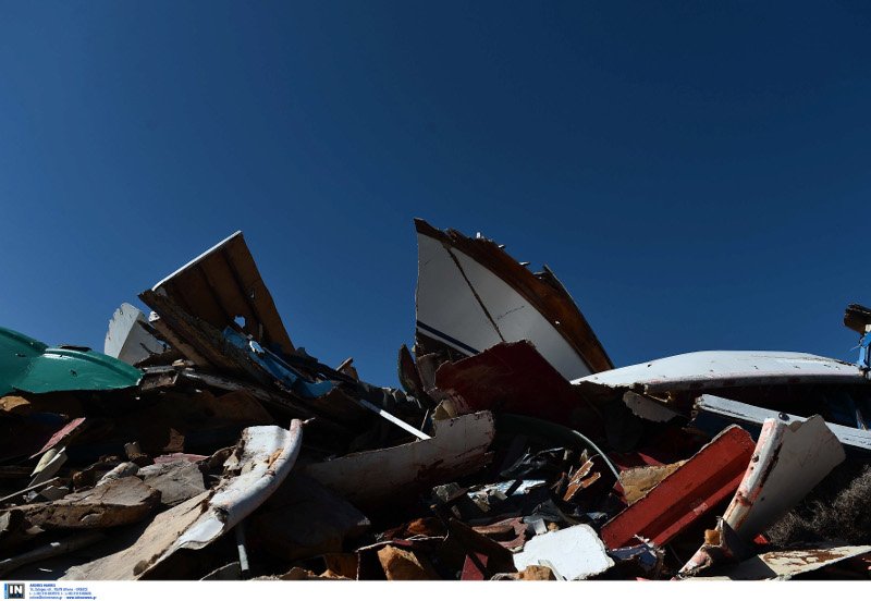 Ασύλληπτες εικόνες από τη Λέσβο: Χωματερή σκαφών, βουνά με πορτοκαλί σωσίβια [εικόνες] | iefimerida.gr 12