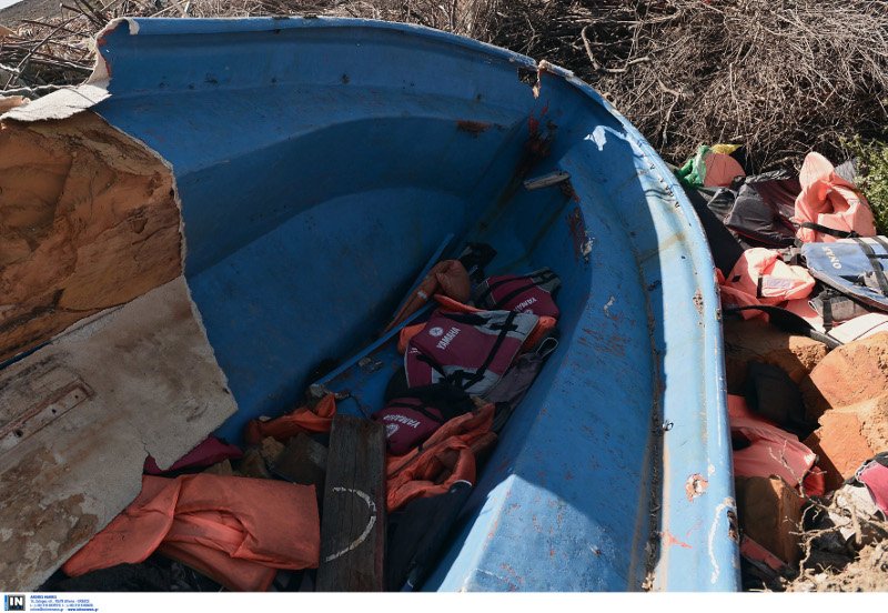 Ασύλληπτες εικόνες από τη Λέσβο: Χωματερή σκαφών, βουνά με πορτοκαλί σωσίβια [εικόνες] | iefimerida.gr 13