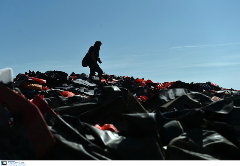 Ασύλληπτες εικόνες από τη Λέσβο: Χωματερή σκαφών, βουνά με πορτοκαλί σωσίβια [εικόνες] | iefimerida.gr 14