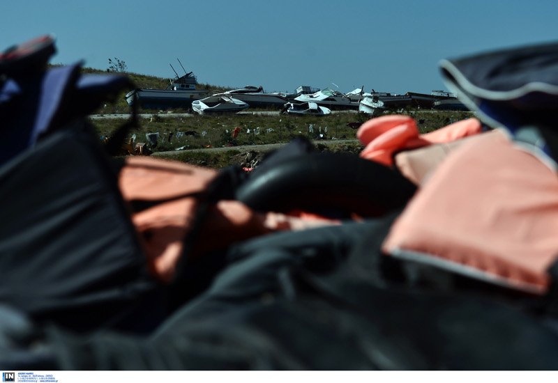 Ασύλληπτες εικόνες από τη Λέσβο: Χωματερή σκαφών, βουνά με πορτοκαλί σωσίβια [εικόνες] | iefimerida.gr 15