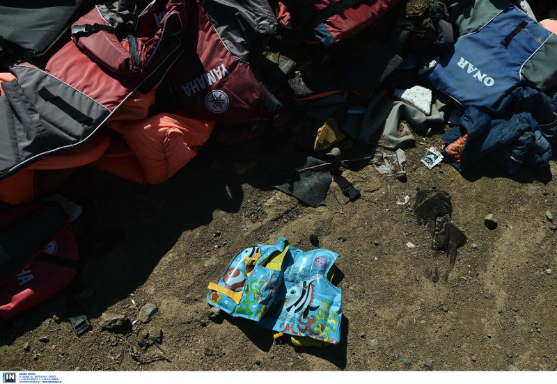 Ασύλληπτες εικόνες από τη Λέσβο: Χωματερή σκαφών, βουνά με πορτοκαλί σωσίβια [εικόνες] | iefimerida.gr 16