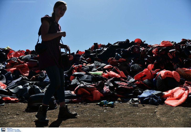 Ασύλληπτες εικόνες από τη Λέσβο: Χωματερή σκαφών, βουνά με πορτοκαλί σωσίβια [εικόνες] | iefimerida.gr 17