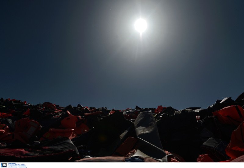 Ασύλληπτες εικόνες από τη Λέσβο: Χωματερή σκαφών, βουνά με πορτοκαλί σωσίβια [εικόνες] | iefimerida.gr 18