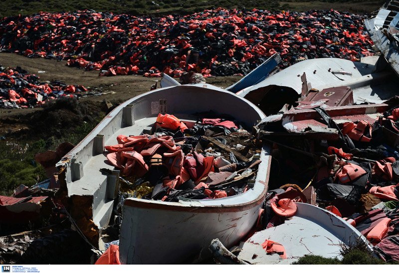 Ασύλληπτες εικόνες από τη Λέσβο: Χωματερή σκαφών, βουνά με πορτοκαλί σωσίβια [εικόνες] | iefimerida.gr 0