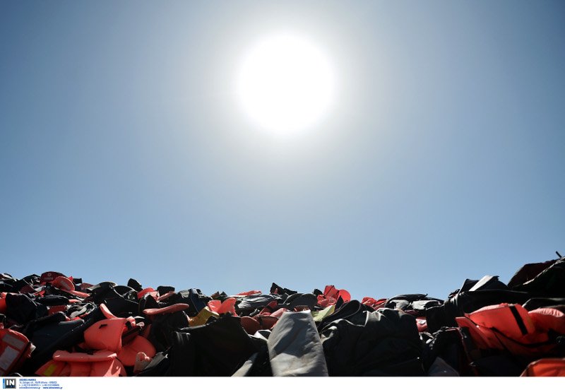 Ασύλληπτες εικόνες από τη Λέσβο: Χωματερή σκαφών, βουνά με πορτοκαλί σωσίβια [εικόνες] | iefimerida.gr 19