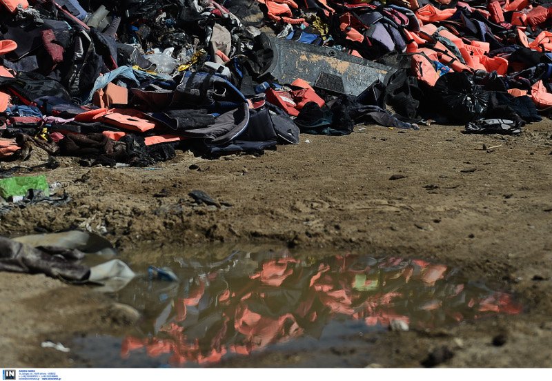 Ασύλληπτες εικόνες από τη Λέσβο: Χωματερή σκαφών, βουνά με πορτοκαλί σωσίβια [εικόνες] | iefimerida.gr 20