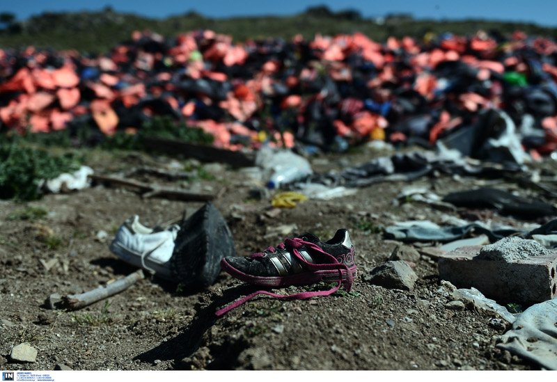 Ασύλληπτες εικόνες από τη Λέσβο: Χωματερή σκαφών, βουνά με πορτοκαλί σωσίβια [εικόνες] | iefimerida.gr 21