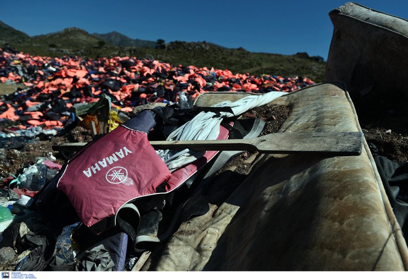 Ασύλληπτες εικόνες από τη Λέσβο: Χωματερή σκαφών, βουνά με πορτοκαλί σωσίβια [εικόνες] | iefimerida.gr 22