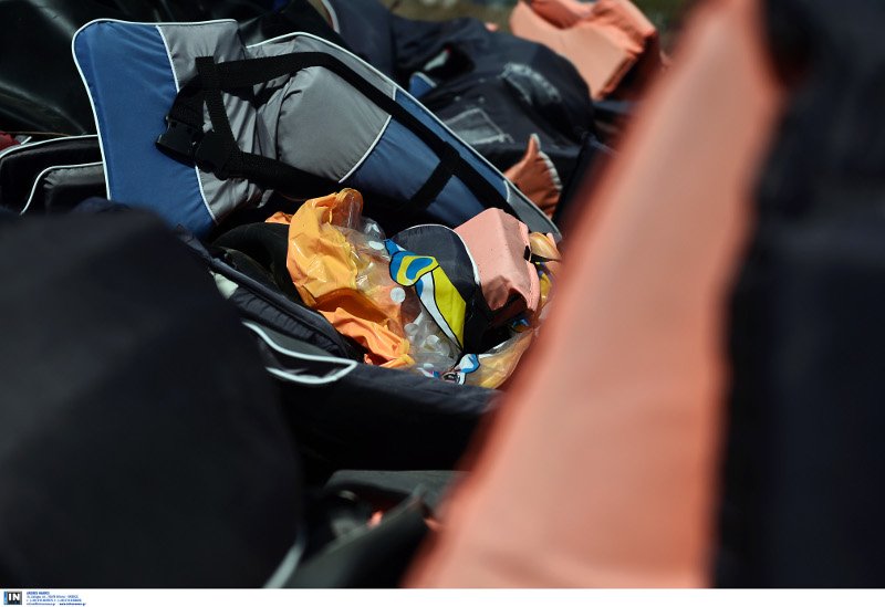 Ασύλληπτες εικόνες από τη Λέσβο: Χωματερή σκαφών, βουνά με πορτοκαλί σωσίβια [εικόνες] | iefimerida.gr 23