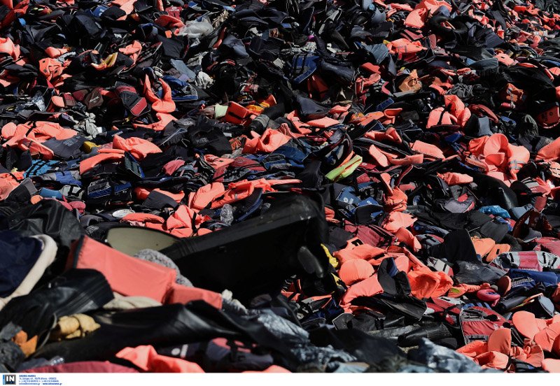 Ασύλληπτες εικόνες από τη Λέσβο: Χωματερή σκαφών, βουνά με πορτοκαλί σωσίβια [εικόνες] | iefimerida.gr 24