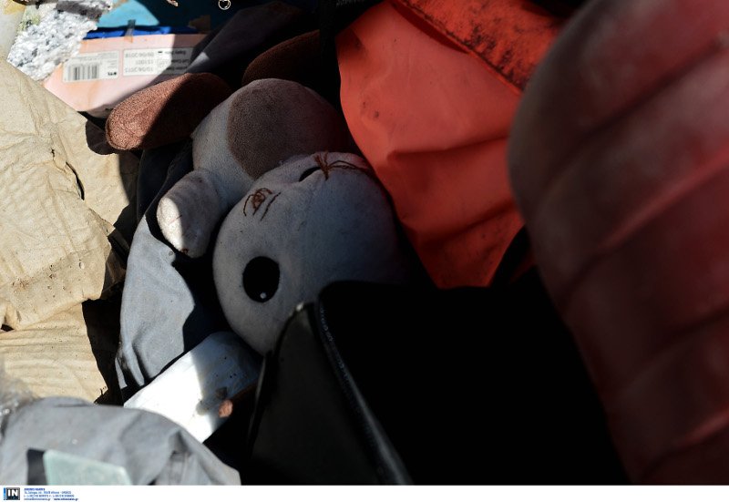 Ασύλληπτες εικόνες από τη Λέσβο: Χωματερή σκαφών, βουνά με πορτοκαλί σωσίβια [εικόνες] | iefimerida.gr 26