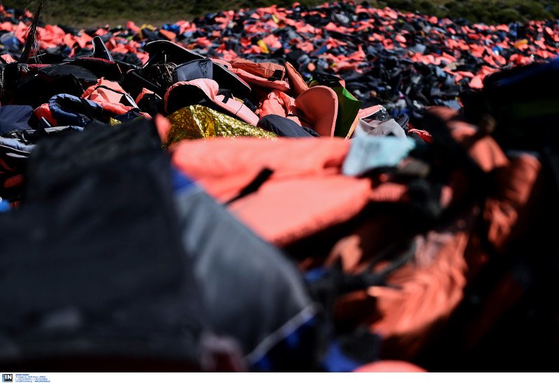 Ασύλληπτες εικόνες από τη Λέσβο: Χωματερή σκαφών, βουνά με πορτοκαλί σωσίβια [εικόνες] | iefimerida.gr 27