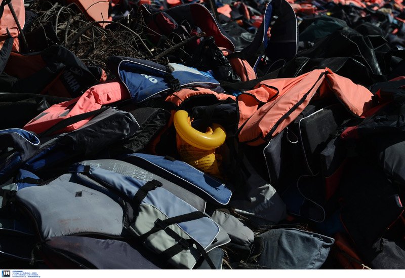 Ασύλληπτες εικόνες από τη Λέσβο: Χωματερή σκαφών, βουνά με πορτοκαλί σωσίβια [εικόνες] | iefimerida.gr 28