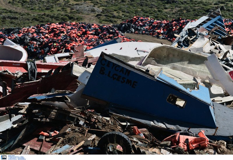 Ασύλληπτες εικόνες από τη Λέσβο: Χωματερή σκαφών, βουνά με πορτοκαλί σωσίβια [εικόνες] | iefimerida.gr 1