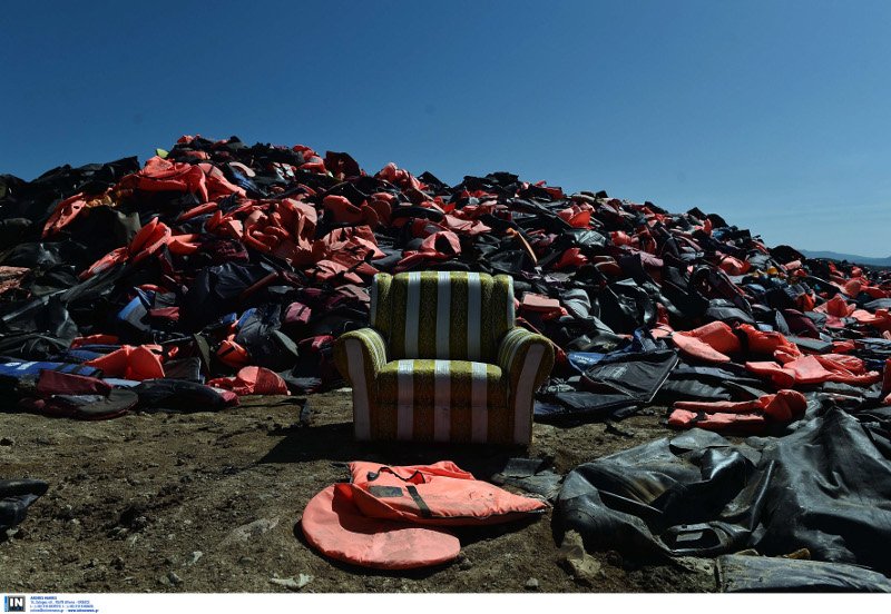 Ασύλληπτες εικόνες από τη Λέσβο: Χωματερή σκαφών, βουνά με πορτοκαλί σωσίβια [εικόνες] | iefimerida.gr 29