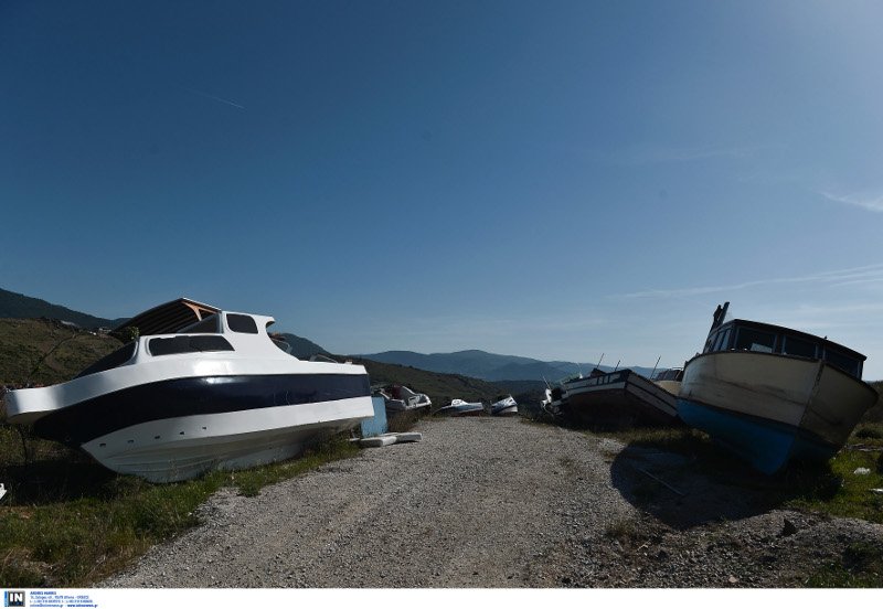 Ασύλληπτες εικόνες από τη Λέσβο: Χωματερή σκαφών, βουνά με πορτοκαλί σωσίβια [εικόνες] | iefimerida.gr 2