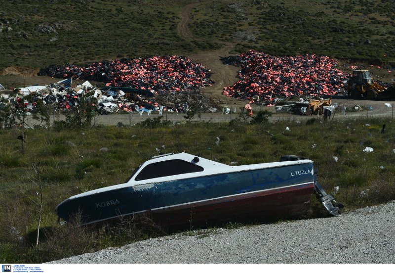 Ασύλληπτες εικόνες από τη Λέσβο: Χωματερή σκαφών, βουνά με πορτοκαλί σωσίβια [εικόνες] | iefimerida.gr 4