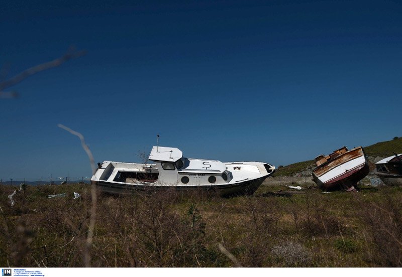 Ασύλληπτες εικόνες από τη Λέσβο: Χωματερή σκαφών, βουνά με πορτοκαλί σωσίβια [εικόνες] | iefimerida.gr 5