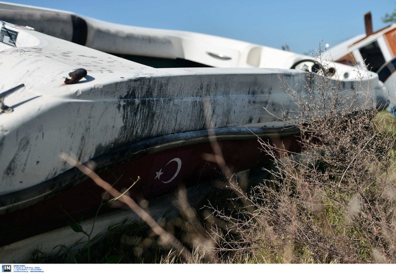 Ασύλληπτες εικόνες από τη Λέσβο: Χωματερή σκαφών, βουνά με πορτοκαλί σωσίβια [εικόνες] | iefimerida.gr 7
