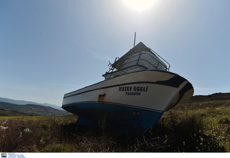 Ασύλληπτες εικόνες από τη Λέσβο: Χωματερή σκαφών, βουνά με πορτοκαλί σωσίβια [εικόνες] | iefimerida.gr 8