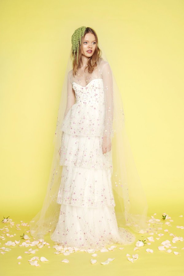 Τα ολόλευκα νυφικά είναι πασέ -Τα 16 πιο σικ χρωματιστά [εικόνες] | iefimerida.gr 11