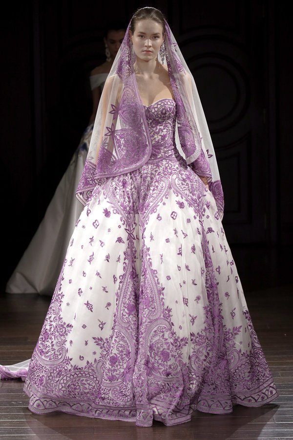 Τα ολόλευκα νυφικά είναι πασέ -Τα 16 πιο σικ χρωματιστά [εικόνες] | iefimerida.gr 1