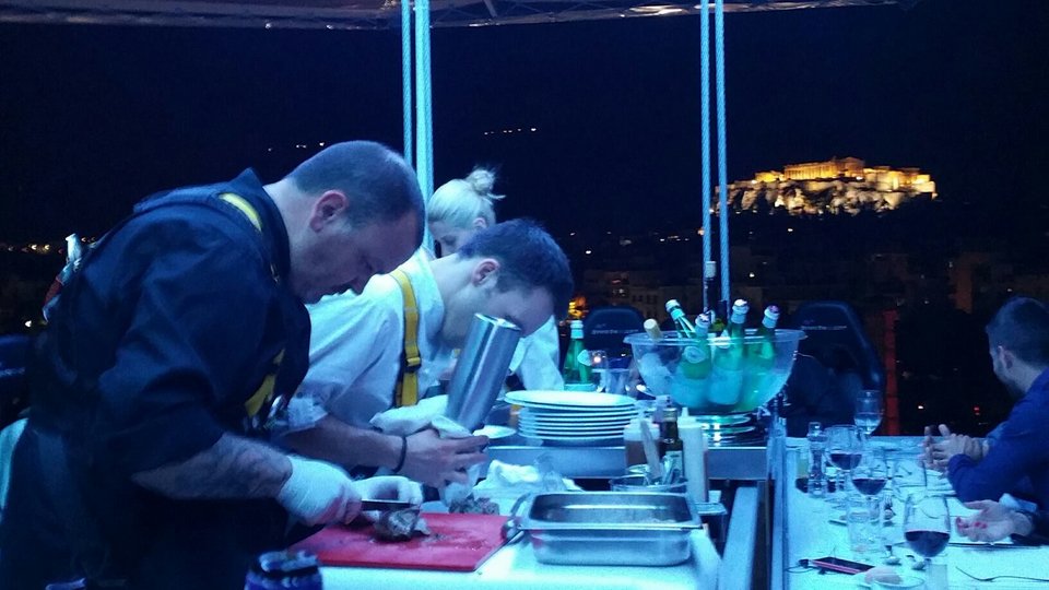 «Dinner in the Sky» -Μια αξέχαστη γαστρονομική εμπειρία με την Αθήνα «στο πιάτο» [εικόνες] | iefimerida.gr 13