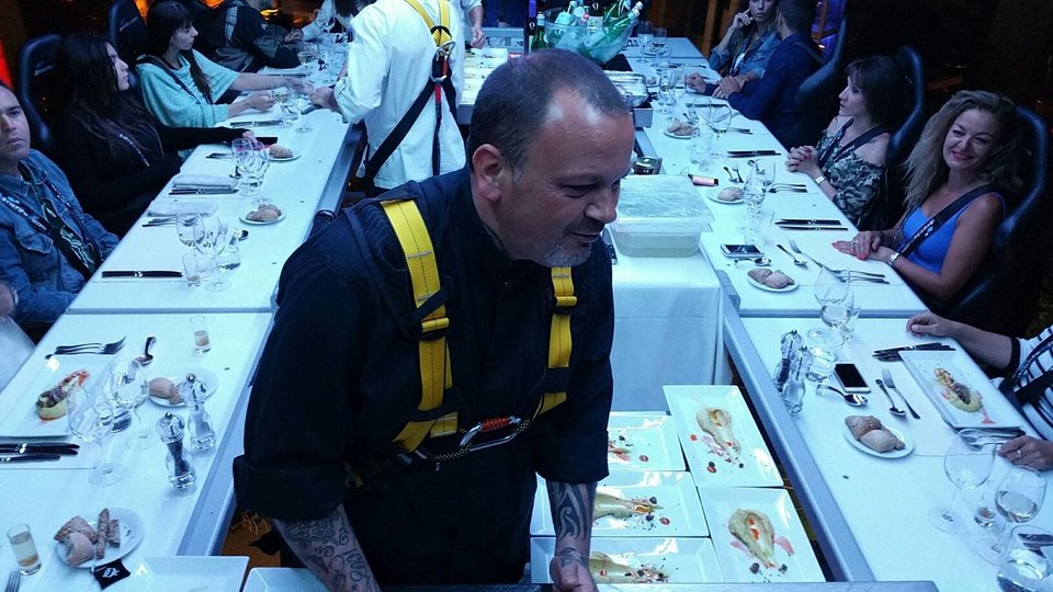 «Dinner in the Sky» -Μια αξέχαστη γαστρονομική εμπειρία με την Αθήνα «στο πιάτο» [εικόνες] | iefimerida.gr 12
