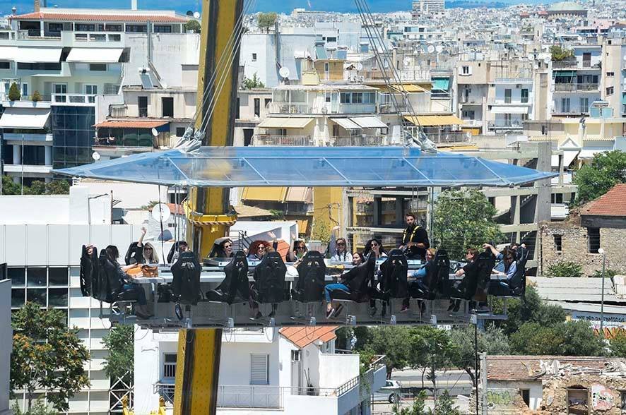 «Dinner in the Sky» -Μια αξέχαστη γαστρονομική εμπειρία με την Αθήνα «στο πιάτο» [εικόνες] | iefimerida.gr 0