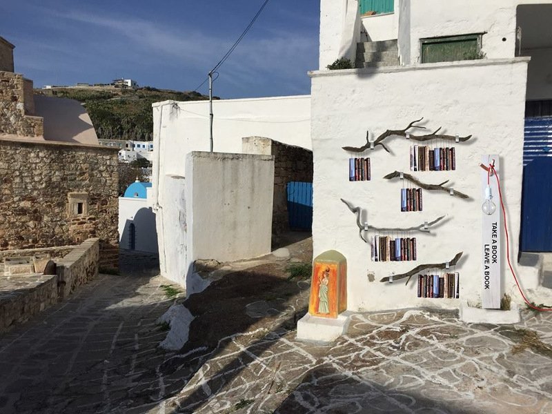 Η πιο εντυπωσιακή ανοικτή βιβλιοθήκη -Σε σοκάκι της Κιμώλου [εικόνες] | iefimerida.gr 2