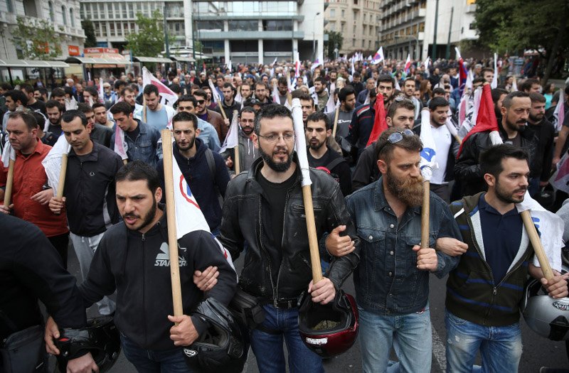 Μεγάλη συγκέντρωση των συνδικάτων έξω από τη Βουλή την ώρα που ψηφιζόταν το πολυνομοσχέδιο [εικόνες] | iefimerida.gr 1