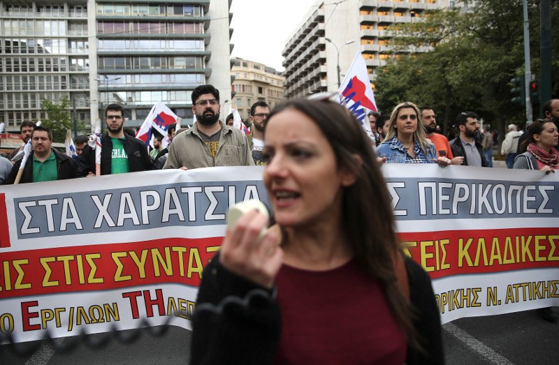 Μεγάλη συγκέντρωση των συνδικάτων έξω από τη Βουλή την ώρα που ψηφιζόταν το πολυνομοσχέδιο [εικόνες] | iefimerida.gr 2