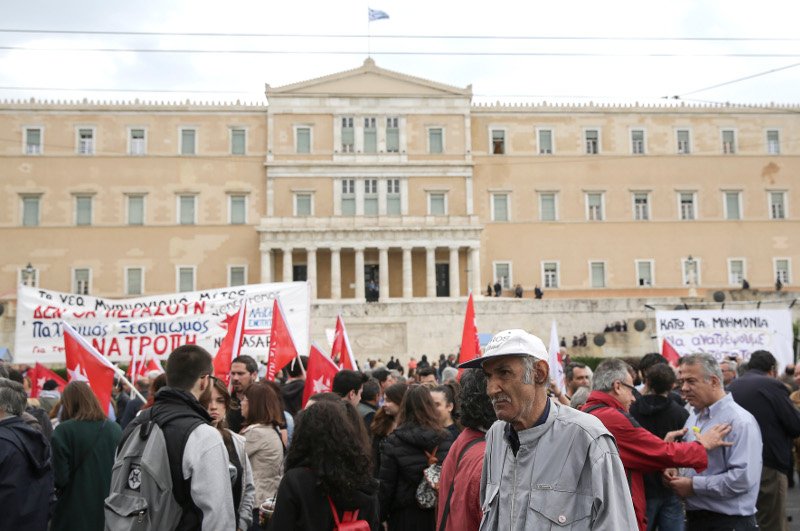 Μεγάλη συγκέντρωση των συνδικάτων έξω από τη Βουλή την ώρα που ψηφιζόταν το πολυνομοσχέδιο [εικόνες] | iefimerida.gr 5