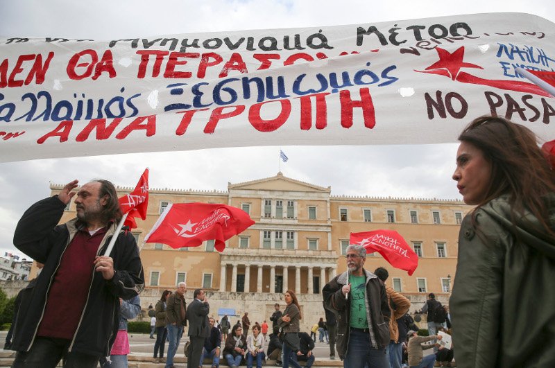 Μεγάλη συγκέντρωση των συνδικάτων έξω από τη Βουλή την ώρα που ψηφιζόταν το πολυνομοσχέδιο [εικόνες] | iefimerida.gr 6