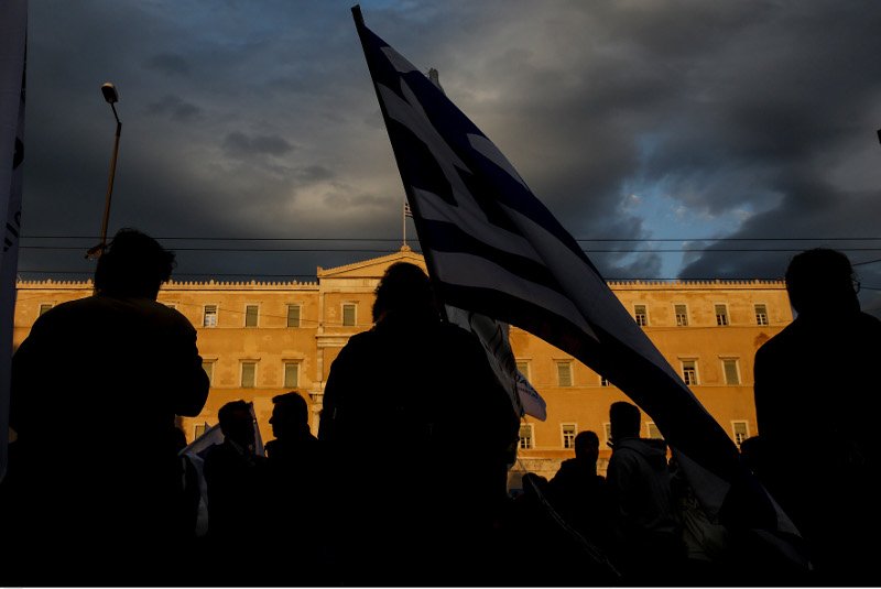 Μεγάλη συγκέντρωση των συνδικάτων έξω από τη Βουλή την ώρα που ψηφιζόταν το πολυνομοσχέδιο [εικόνες] | iefimerida.gr 0