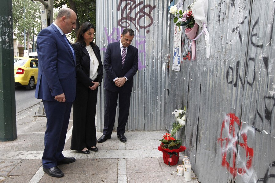 Αντιπροσωπεία βουλευτών της ΝΔ απέτισε φόρο τιμής στα θύματα της Marfin[εικόνες]  | iefimerida.gr 0