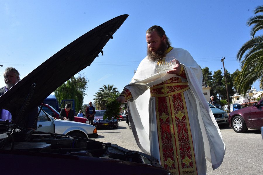 Απίστευτες εικόνες σε όλη την Ελλάδα -Ιερείς αγιάζουν αυτοκίνητα! [εικόνες] | iefimerida.gr 2
