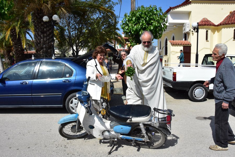 Απίστευτες εικόνες σε όλη την Ελλάδα -Ιερείς αγιάζουν αυτοκίνητα! [εικόνες] | iefimerida.gr 0
