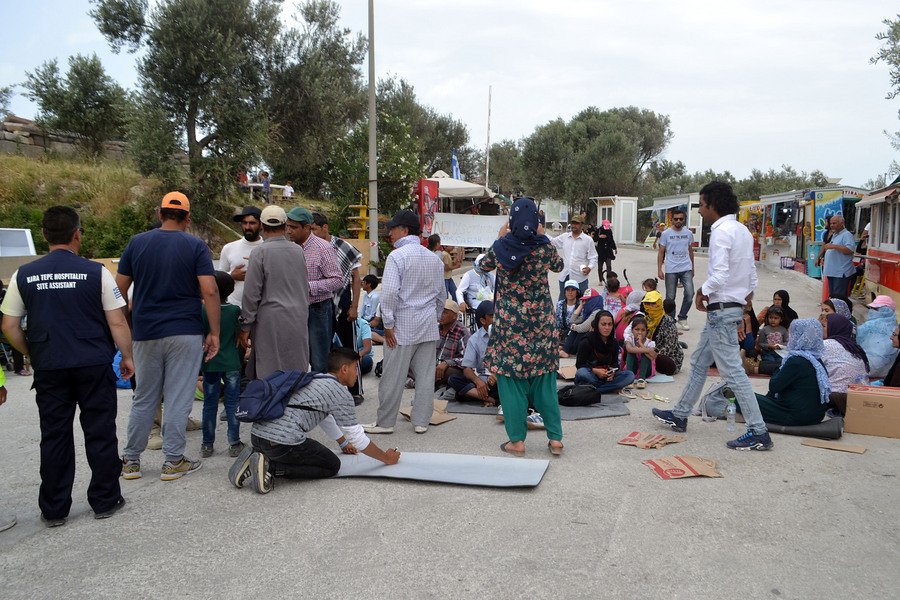 Εξέγερση προσφύγων στη Μυτιλήνη – Αφγανοί κατέλαβαν την πύλη του καταυλισμού [εικόνες] | iefimerida.gr 2