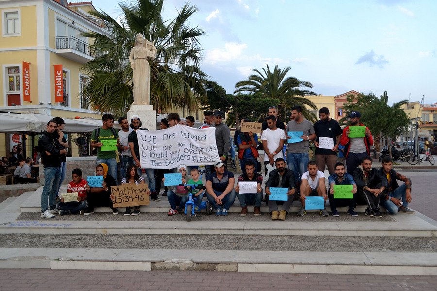 Εξέγερση προσφύγων στη Μυτιλήνη – Αφγανοί κατέλαβαν την πύλη του καταυλισμού [εικόνες] | iefimerida.gr 1