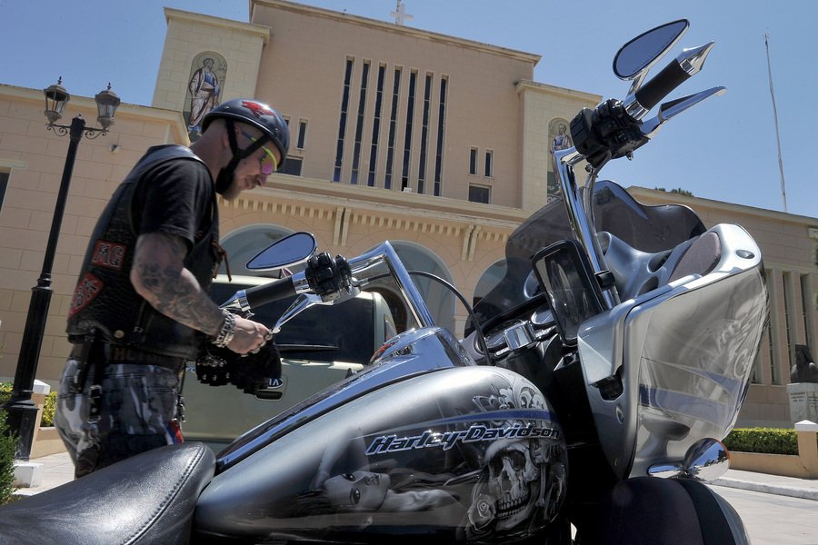 Μηχανόβιοι με τατουάζ στην εκκλησία:  Για προσκύνημα στην Κόρινθο οι «Λύκοι της Νύχτας» του Πούτιν [εικόνες] | iefimerida.gr 6