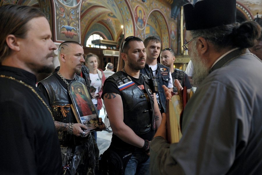 Μηχανόβιοι με τατουάζ στην εκκλησία:  Για προσκύνημα στην Κόρινθο οι «Λύκοι της Νύχτας» του Πούτιν [εικόνες] | iefimerida.gr 2