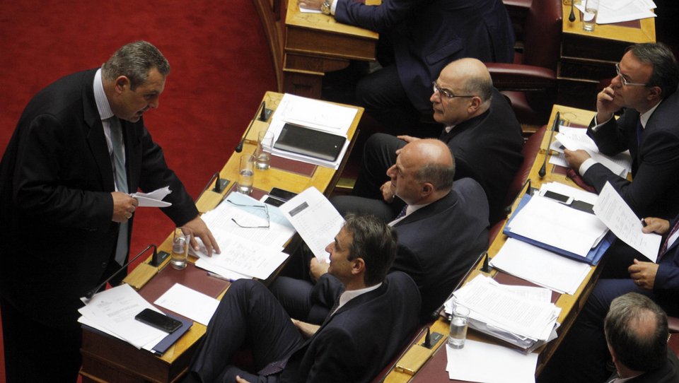 Οταν ο Καμμένος, με κομπολόι στο χέρι πλησίασε στο έδρανο του Κυριάκου Μητσοτάκη [εικόνες] | iefimerida.gr 4