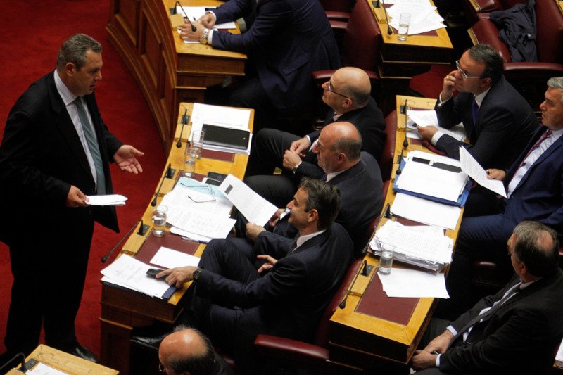 Οταν ο Καμμένος, με κομπολόι στο χέρι πλησίασε στο έδρανο του Κυριάκου Μητσοτάκη [εικόνες] | iefimerida.gr 0