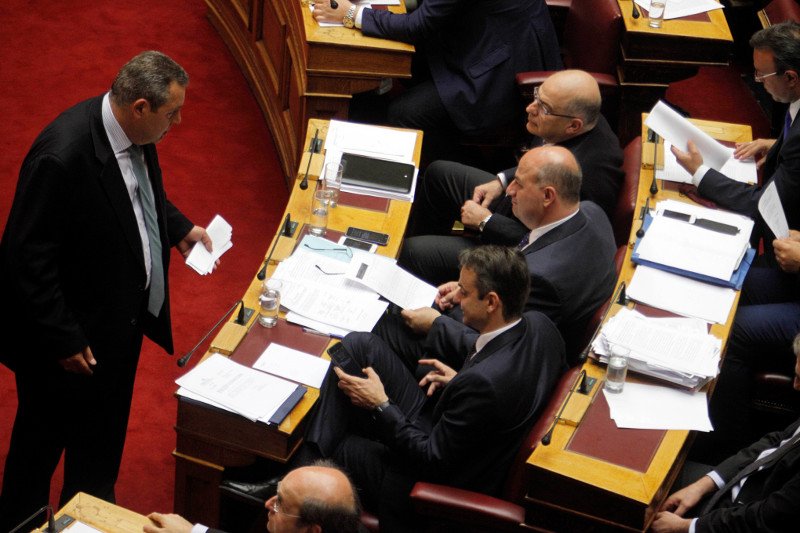 Οταν ο Καμμένος, με κομπολόι στο χέρι πλησίασε στο έδρανο του Κυριάκου Μητσοτάκη [εικόνες] | iefimerida.gr 1