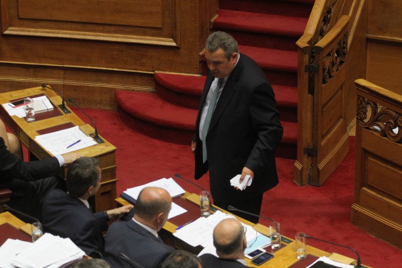 Οταν ο Καμμένος, με κομπολόι στο χέρι πλησίασε στο έδρανο του Κυριάκου Μητσοτάκη [εικόνες] | iefimerida.gr 2