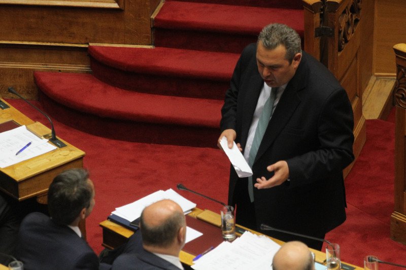 Οταν ο Καμμένος, με κομπολόι στο χέρι πλησίασε στο έδρανο του Κυριάκου Μητσοτάκη [εικόνες] | iefimerida.gr 3