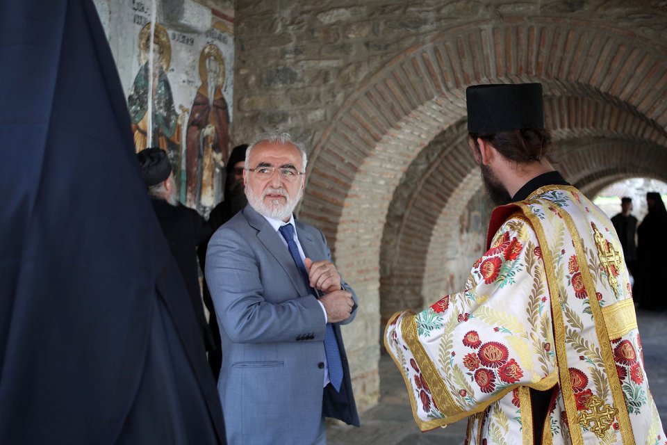 Στο μοναστήρι του Αγιου Παντελεήμονα έφτασε ο Πούτιν [εικόνες & βίντεο] | iefimerida.gr 16